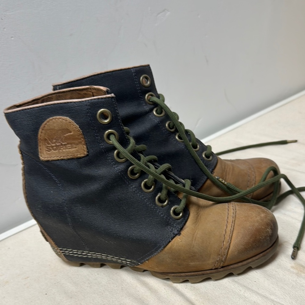 Sorel Women's Black and Brown Lace-Up Boots Size 8.5